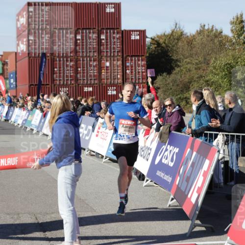 03.10.2025 - Köhlbrandbrückenlauf Jannik Wohlers http://msf.ph/oto/9075304 03.10.2025 12:46:38 Ziel 4027, 4033 meine-sportfotos.de