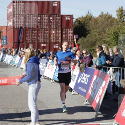 03.10.2025 - Köhlbrandbrückenlauf Jannik Wohlers http://msf.ph/oto/9075312 03.10.2025 12:46:38 Ziel 4027, 4033 meine-sportfotos.de