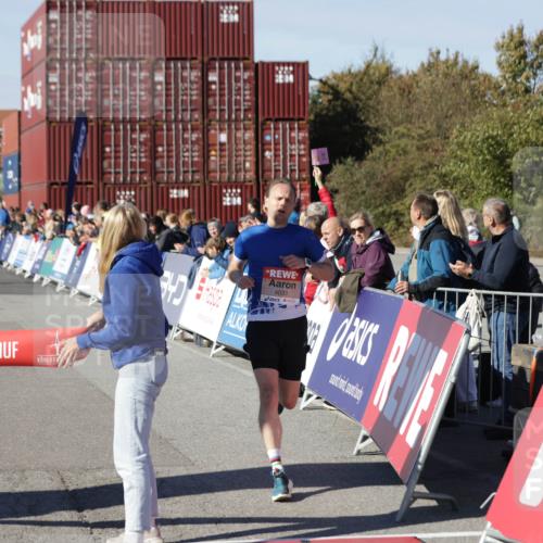 03.10.2025 - Köhlbrandbrückenlauf Jannik Wohlers http://msf.ph/oto/9075322 03.10.2025 12:46:38 Ziel 4027, 4033 meine-sportfotos.de