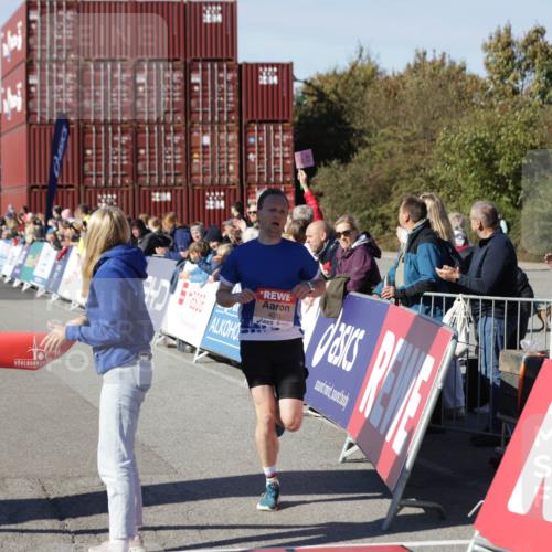 03.10.2025 - Köhlbrandbrückenlauf Jannik Wohlers http://msf.ph/oto/9075329 03.10.2025 12:46:38 Ziel 4027, 4033 meine-sportfotos.de