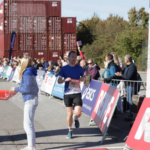 03.10.2025 - Köhlbrandbrückenlauf Jannik Wohlers http://msf.ph/oto/9075336 03.10.2025 12:46:38 Ziel 4027, 4033 meine-sportfotos.de