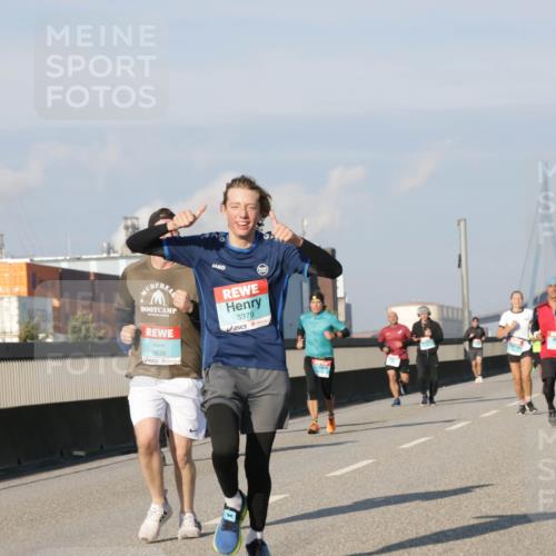 03.10.2025 - Köhlbrandbrückenlauf Jannik Wohlers http://msf.ph/oto/9075353 03.10.2025 09:51:28 Position 3 3835, 3379 meine-sportfotos.de