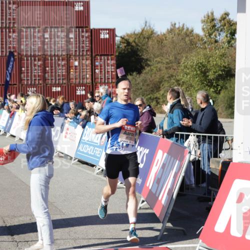 03.10.2025 - Köhlbrandbrückenlauf Jannik Wohlers http://msf.ph/oto/9075356 03.10.2025 12:46:38 Ziel 4027, 4033 meine-sportfotos.de