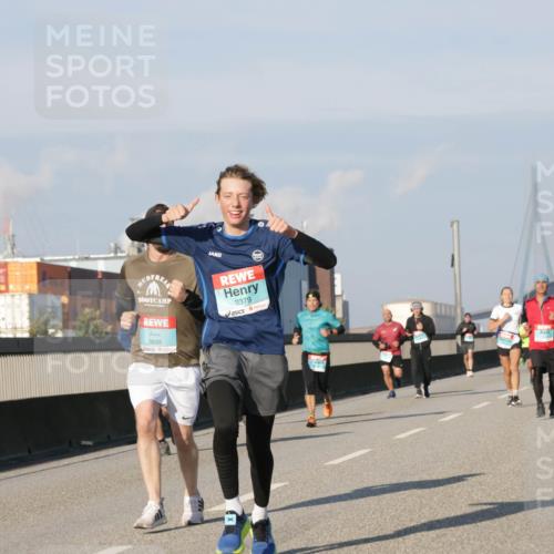 03.10.2025 - Köhlbrandbrückenlauf Jannik Wohlers http://msf.ph/oto/9075360 03.10.2025 09:51:28 Position 3 3835, 3379 meine-sportfotos.de