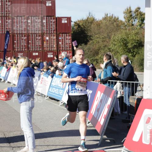 03.10.2025 - Köhlbrandbrückenlauf Jannik Wohlers http://msf.ph/oto/9075362 03.10.2025 12:46:38 Ziel 4027, 4033 meine-sportfotos.de