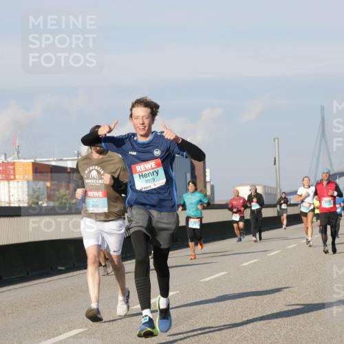 03.10.2025 - Köhlbrandbrückenlauf Jannik Wohlers http://msf.ph/oto/9075366 03.10.2025 09:51:29 Position 3 3379, 3835 meine-sportfotos.de
