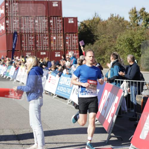 03.10.2025 - Köhlbrandbrückenlauf Jannik Wohlers http://msf.ph/oto/9075373 03.10.2025 12:46:38 Ziel 4027, 4033 meine-sportfotos.de