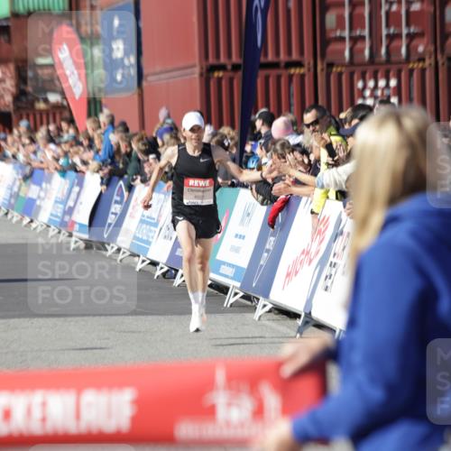 03.10.2025 - Köhlbrandbrückenlauf Jannik Wohlers http://msf.ph/oto/9075382 03.10.2025 12:46:40 Ziel 4027, 4033 meine-sportfotos.de