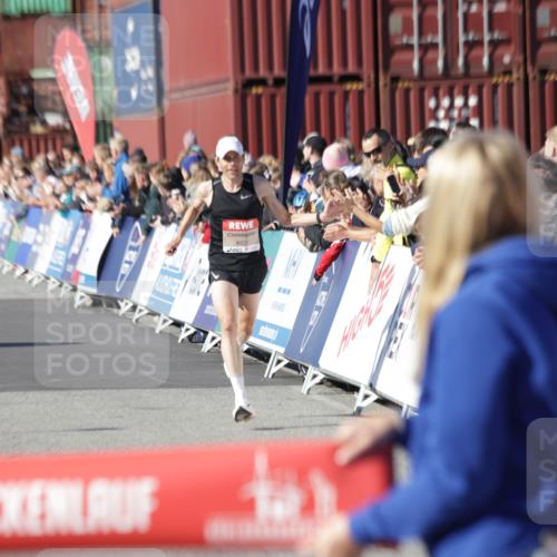 03.10.2025 - Köhlbrandbrückenlauf Jannik Wohlers http://msf.ph/oto/9075392 03.10.2025 12:46:40 Ziel 4027, 4033 meine-sportfotos.de