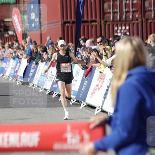 03.10.2025 - Köhlbrandbrückenlauf Jannik Wohlers http://msf.ph/oto/9075404 03.10.2025 12:46:40 Ziel 4027, 4033 meine-sportfotos.de
