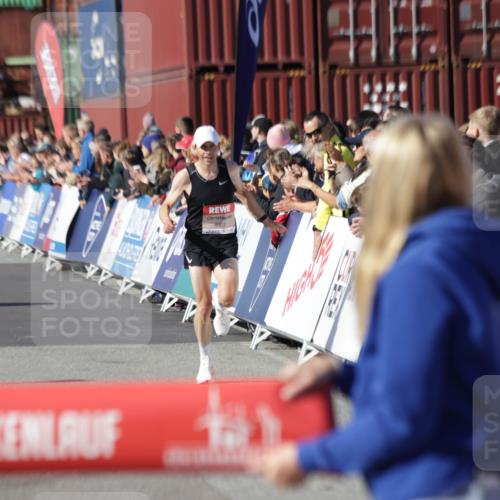03.10.2025 - Köhlbrandbrückenlauf Jannik Wohlers http://msf.ph/oto/9075427 03.10.2025 12:46:40 Ziel 4027, 4033 meine-sportfotos.de
