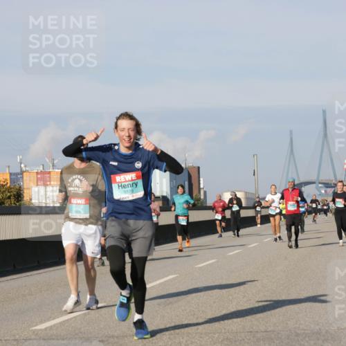03.10.2025 - Köhlbrandbrückenlauf Jannik Wohlers http://msf.ph/oto/9075429 03.10.2025 09:51:29 Position 3 3835, 3379 meine-sportfotos.de