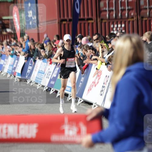03.10.2025 - Köhlbrandbrückenlauf Jannik Wohlers http://msf.ph/oto/9075435 03.10.2025 12:46:40 Ziel 4027, 4033 meine-sportfotos.de