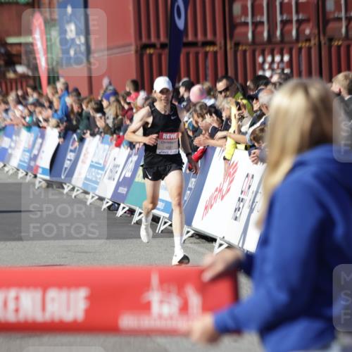 03.10.2025 - Köhlbrandbrückenlauf Jannik Wohlers http://msf.ph/oto/9075447 03.10.2025 12:46:40 Ziel 4027, 4033 meine-sportfotos.de