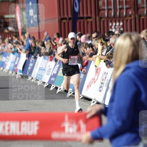 03.10.2025 - Köhlbrandbrückenlauf Jannik Wohlers http://msf.ph/oto/9075462 03.10.2025 12:46:40 Ziel 4027, 4033 meine-sportfotos.de