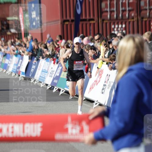 03.10.2025 - Köhlbrandbrückenlauf Jannik Wohlers http://msf.ph/oto/9075473 03.10.2025 12:46:40 Ziel 4027, 4033 meine-sportfotos.de