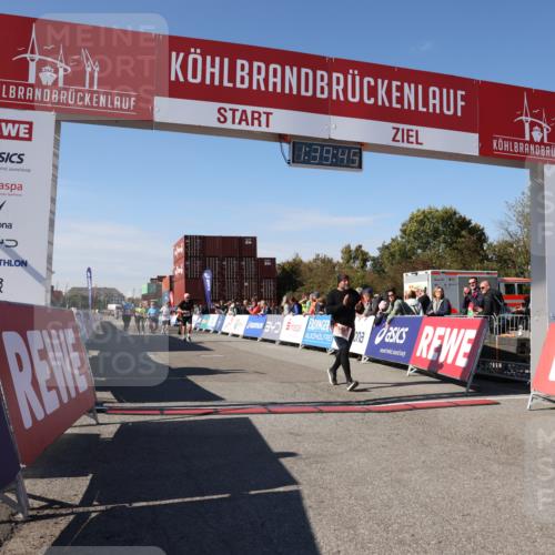 03.10.2025 - Köhlbrandbrückenlauf Lena Gebhardt http://msf.ph/oto/9075486 03.10.2025 13:39:46 Ziel 5264, 5508, 6399, 6400 meine-sportfotos.de