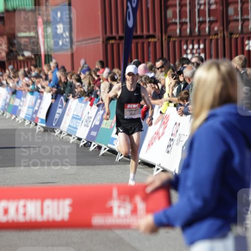 03.10.2025 - Köhlbrandbrückenlauf Jannik Wohlers http://msf.ph/oto/9075488 03.10.2025 12:46:40 Ziel 4027, 4033 meine-sportfotos.de