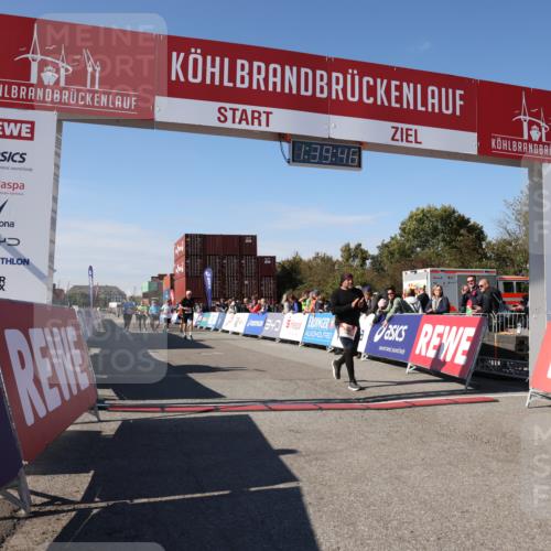 03.10.2025 - Köhlbrandbrückenlauf Lena Gebhardt http://msf.ph/oto/9075492 03.10.2025 13:39:46 Ziel 5264, 5508, 6399, 6400 meine-sportfotos.de