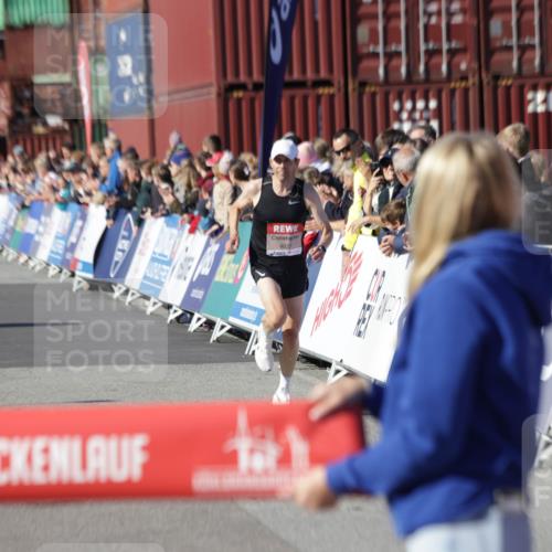 03.10.2025 - Köhlbrandbrückenlauf Jannik Wohlers http://msf.ph/oto/9075500 03.10.2025 12:46:40 Ziel 4027, 4033 meine-sportfotos.de
