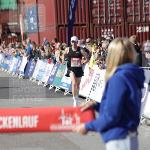 03.10.2025 - Köhlbrandbrückenlauf Jannik Wohlers http://msf.ph/oto/9075507 03.10.2025 12:46:40 Ziel 4027, 4033 meine-sportfotos.de