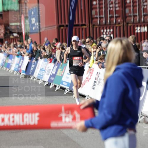 03.10.2025 - Köhlbrandbrückenlauf Jannik Wohlers http://msf.ph/oto/9075520 03.10.2025 12:46:40 Ziel 4027, 4033 meine-sportfotos.de