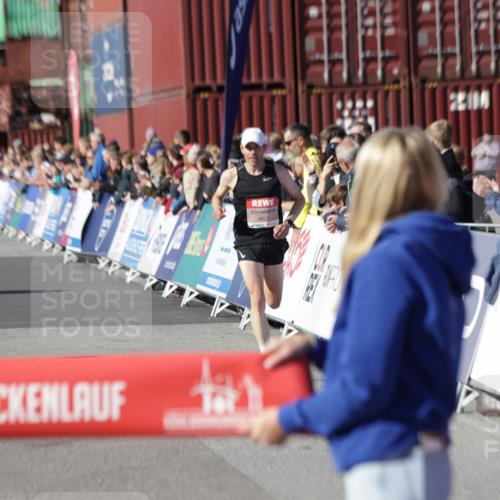 03.10.2025 - Köhlbrandbrückenlauf Jannik Wohlers http://msf.ph/oto/9075531 03.10.2025 12:46:40 Ziel 4027, 4033 meine-sportfotos.de
