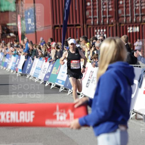 03.10.2025 - Köhlbrandbrückenlauf Jannik Wohlers http://msf.ph/oto/9075542 03.10.2025 12:46:41 Ziel 4027, 4033 meine-sportfotos.de