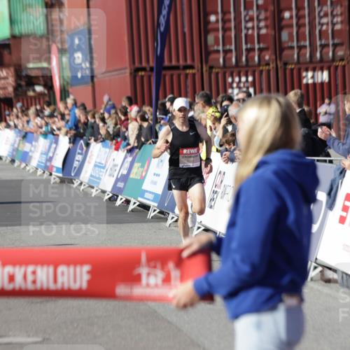 03.10.2025 - Köhlbrandbrückenlauf Jannik Wohlers http://msf.ph/oto/9075554 03.10.2025 12:46:41 Ziel 4027, 4033 meine-sportfotos.de