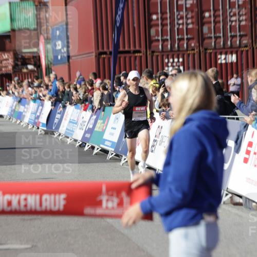 03.10.2025 - Köhlbrandbrückenlauf Jannik Wohlers http://msf.ph/oto/9075563 03.10.2025 12:46:41 Ziel 4027, 4033 meine-sportfotos.de