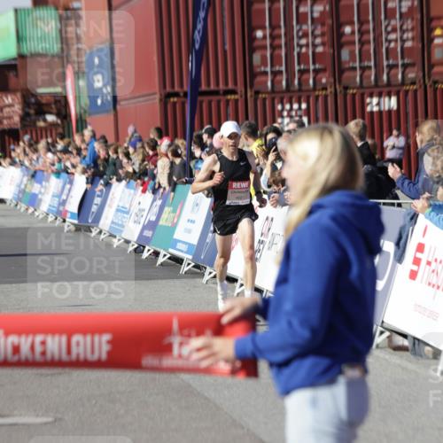 03.10.2025 - Köhlbrandbrückenlauf Jannik Wohlers http://msf.ph/oto/9075574 03.10.2025 12:46:41 Ziel 4027, 4033 meine-sportfotos.de