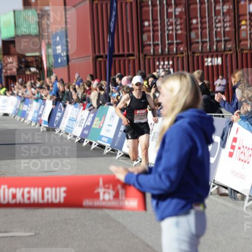03.10.2025 - Köhlbrandbrückenlauf Jannik Wohlers http://msf.ph/oto/9075592 03.10.2025 12:46:41 Ziel 4027, 4033 meine-sportfotos.de