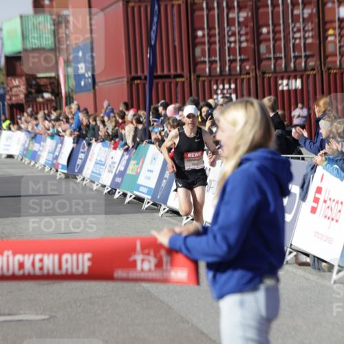 03.10.2025 - Köhlbrandbrückenlauf Jannik Wohlers http://msf.ph/oto/9075604 03.10.2025 12:46:41 Ziel 4027, 4033 meine-sportfotos.de