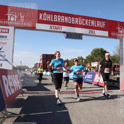 03.10.2025 - Köhlbrandbrückenlauf Lena Gebhardt http://msf.ph/oto/9075607 03.10.2025 13:39:54 Ziel 5264, 5484, 5487, 5508, 5565, 5566, 6399, 6400, 6401, 6403, 6522 meine-sportfotos.de