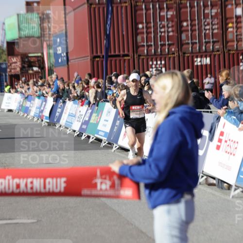 03.10.2025 - Köhlbrandbrückenlauf Jannik Wohlers http://msf.ph/oto/9075616 03.10.2025 12:46:41 Ziel 4027, 4033 meine-sportfotos.de