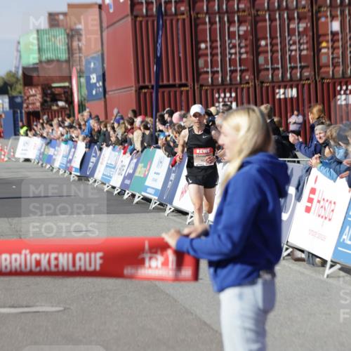 03.10.2025 - Köhlbrandbrückenlauf Jannik Wohlers http://msf.ph/oto/9075636 03.10.2025 12:46:41 Ziel 4027, 4033 meine-sportfotos.de