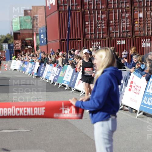 03.10.2025 - Köhlbrandbrückenlauf Jannik Wohlers http://msf.ph/oto/9075648 03.10.2025 12:46:41 Ziel 4027, 4033 meine-sportfotos.de