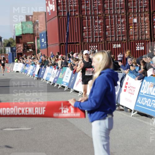 03.10.2025 - Köhlbrandbrückenlauf Jannik Wohlers http://msf.ph/oto/9075666 03.10.2025 12:46:41 Ziel 4027, 4033 meine-sportfotos.de