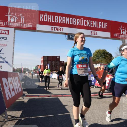 03.10.2025 - Köhlbrandbrückenlauf Lena Gebhardt http://msf.ph/oto/9075667 03.10.2025 13:39:55 Ziel 5264, 5484, 5487, 5508, 5565, 5566, 5831, 5832, 5835, 6399, 6400, 6401, 6403, 6522 meine-sportfotos.de