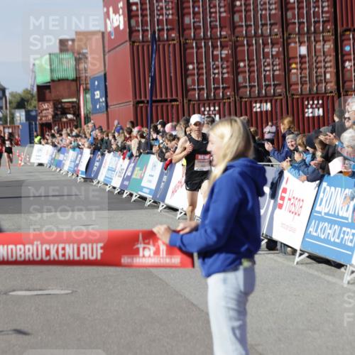 03.10.2025 - Köhlbrandbrückenlauf Jannik Wohlers http://msf.ph/oto/9075672 03.10.2025 12:46:41 Ziel 4027, 4033 meine-sportfotos.de