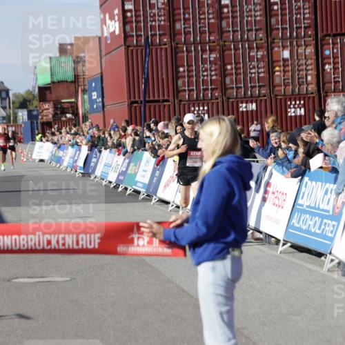 03.10.2025 - Köhlbrandbrückenlauf Jannik Wohlers http://msf.ph/oto/9075687 03.10.2025 12:46:41 Ziel 4027, 4033 meine-sportfotos.de