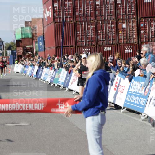 03.10.2025 - Köhlbrandbrückenlauf Jannik Wohlers http://msf.ph/oto/9075700 03.10.2025 12:46:42 Ziel 4027, 4033 meine-sportfotos.de