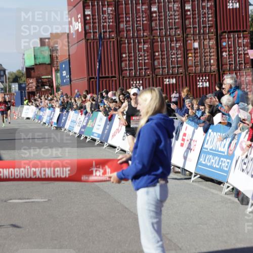 03.10.2025 - Köhlbrandbrückenlauf Jannik Wohlers http://msf.ph/oto/9075712 03.10.2025 12:46:42 Ziel 4027, 4033 meine-sportfotos.de