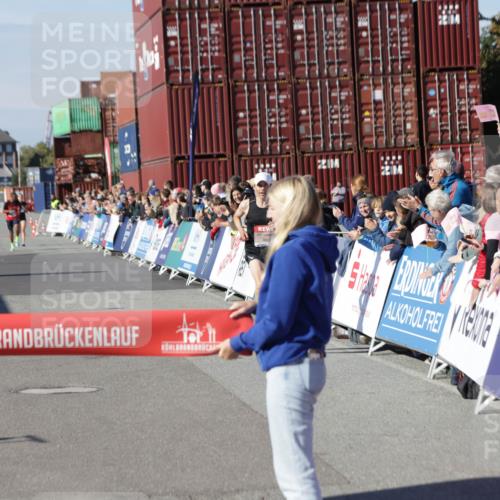 03.10.2025 - Köhlbrandbrückenlauf Jannik Wohlers http://msf.ph/oto/9075733 03.10.2025 12:46:42 Ziel 4027, 4033 meine-sportfotos.de
