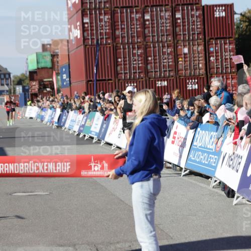 03.10.2025 - Köhlbrandbrückenlauf Jannik Wohlers http://msf.ph/oto/9075744 03.10.2025 12:46:42 Ziel 4027, 4033 meine-sportfotos.de