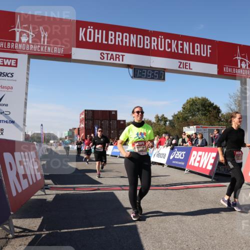 03.10.2025 - Köhlbrandbrückenlauf Lena Gebhardt http://msf.ph/oto/9075748 03.10.2025 13:39:57 Ziel 5264, 5484, 5487, 5565, 5566, 5831, 5832, 5835, 6399, 6400, 6401, 6403, 6522 meine-sportfotos.de