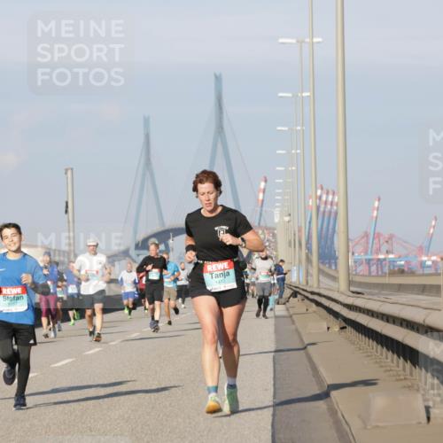 03.10.2025 - Köhlbrandbrückenlauf Jannik Wohlers http://msf.ph/oto/9075753 03.10.2025 09:51:38 Position 3 3198, 1412 meine-sportfotos.de