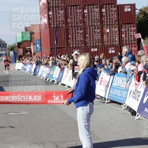 03.10.2025 - Köhlbrandbrückenlauf Jannik Wohlers http://msf.ph/oto/9075755 03.10.2025 12:46:42 Ziel 4027, 4033 meine-sportfotos.de