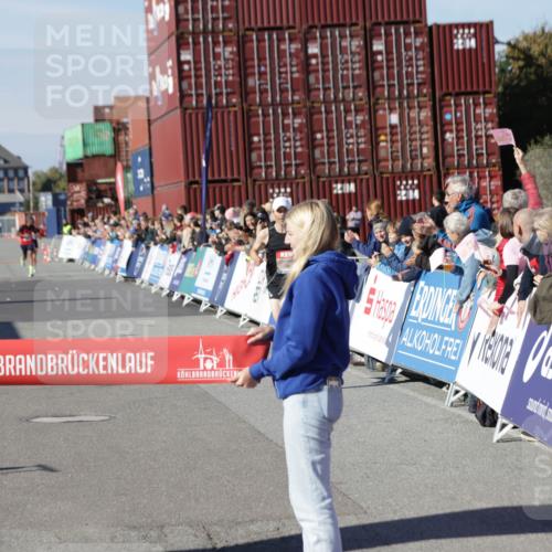 03.10.2025 - Köhlbrandbrückenlauf Jannik Wohlers http://msf.ph/oto/9075765 03.10.2025 12:46:42 Ziel 4027, 4033 meine-sportfotos.de