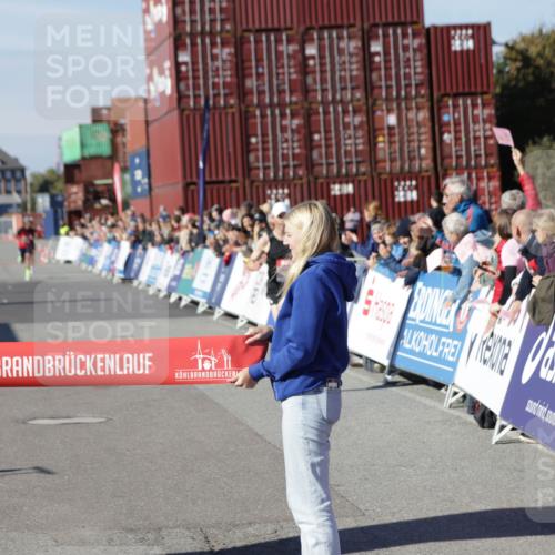 03.10.2025 - Köhlbrandbrückenlauf Jannik Wohlers http://msf.ph/oto/9075775 03.10.2025 12:46:42 Ziel 4027, 4033 meine-sportfotos.de